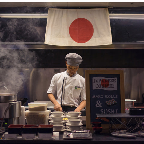 Wie kann man mit wenigen Zutaten authentische japanische Gerichte zubereiten und was sind die Grundlagen der japanischen Küche?